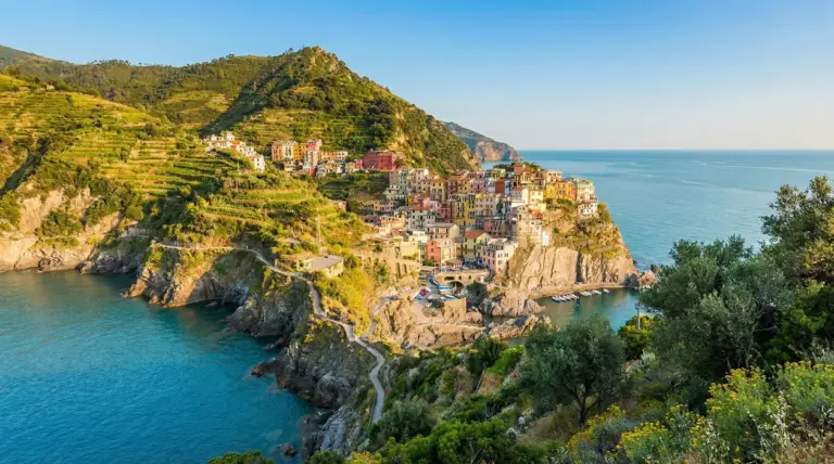 Veduta panoramica di Manarola, uno dei borghi delle Cinque Terre, affacciato sul mare